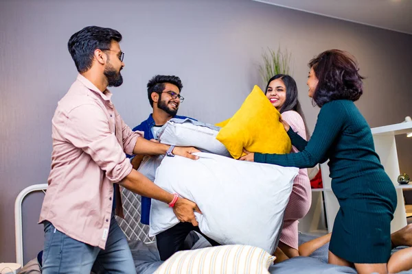 Dört Hintli dost evde yastık kavgası yapıyor.