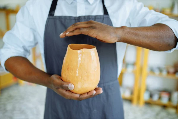 Homem de raça mista fazendo um vaso no estúdio de cerâmica — Fotografia de Stock