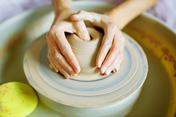 Töpferhände modellieren eine Vase aus Ton auf einem Potter in Großaufnahme — Stockfoto