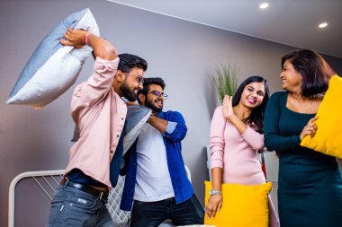 Dört Hintli dost evde yastık kavgası yapıyor.