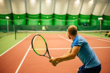 Profesyonel tenis oyuncusu oyun oynuyor.