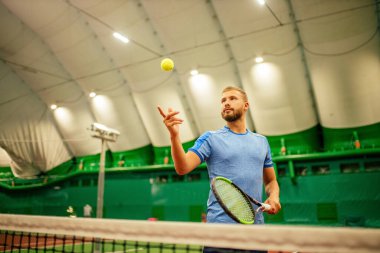 Profesyonel tenis oyuncusu oyun oynuyor.