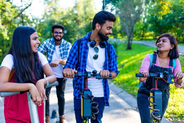 Amigos indianos modernos passeio em segway no parque na Índia — Fotografia de Stock