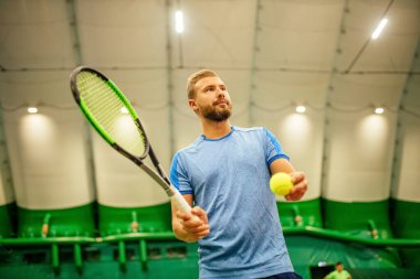 Profesyonel tenis oyuncusu oyun oynuyor.