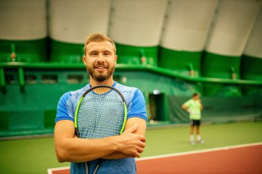 Profesyonel tenis oyuncusu oyun oynuyor.