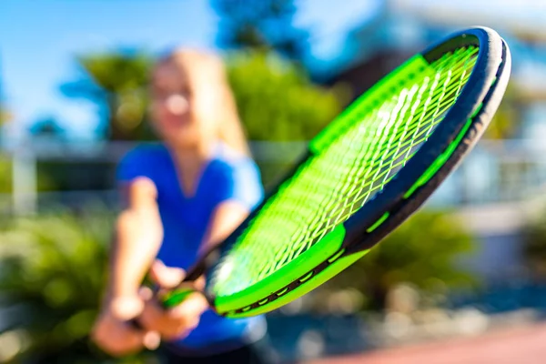 Pequeña viga jugando tenis en lugar tropical al aire libre —  Fotos de Stock