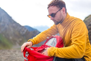 Aktif yürüyüşçü manzaranın tadını çıkarıyor. Bir şey arıyor.