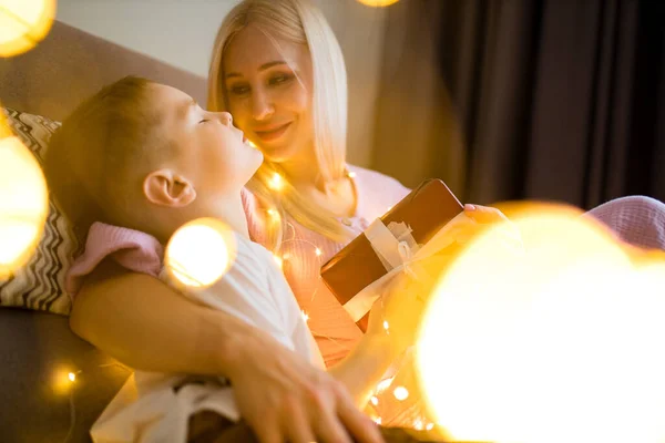 Mutlu Noeller, aile annesi ve çocukları sihirli hediyeyle evde karantinada kendi kendini izole eden virüslü çelenk ışıltısı — Stok fotoğraf
