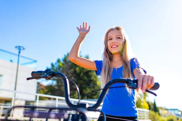 Menina se divertindo e sorrindo andar de bicicleta na praia tropical — Fotografia de Stock