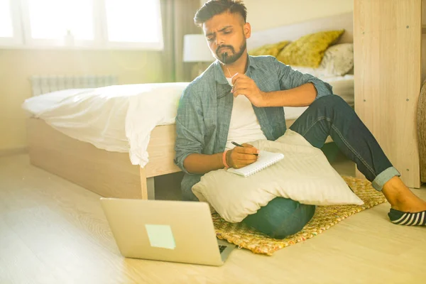 Indischer Mann trainiert Ausbildung und freiberufliche Arbeit in neuer Wohnung — Stockfoto