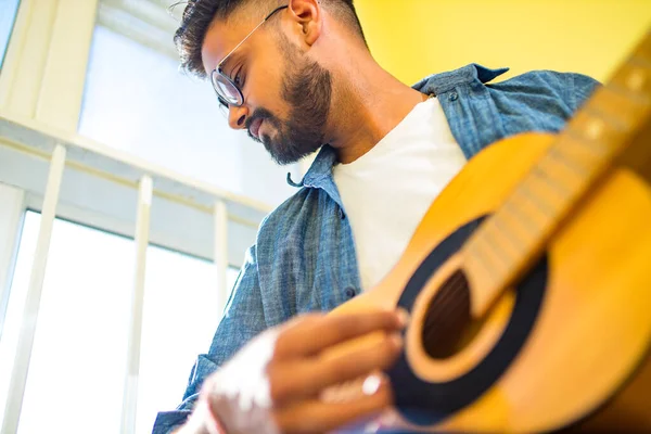 Dando guitarra online lesson.Indian homem está tocando a guitarra — Fotografia de Stock