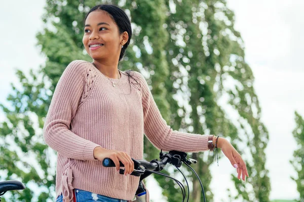 Mulher asiática tomando uma bicicleta para um aluguel no centro da cidade — Fotografia de Stock