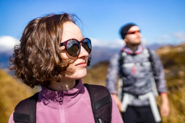 Randonneurs nouveau mariage avec sacs à dos relaxant au sommet d'une montagne en lune de miel — Photo