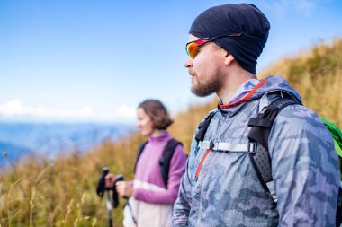 Yürüyüşçülerin yeni düğünü. Balayında sırt çantaları dağın tepesinde dinleniyor.