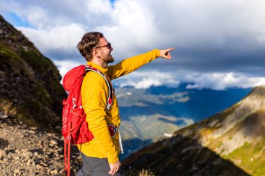 Aktif yürüyüşçü manzaranın tadını çıkarıyor. Bir şey arıyor.