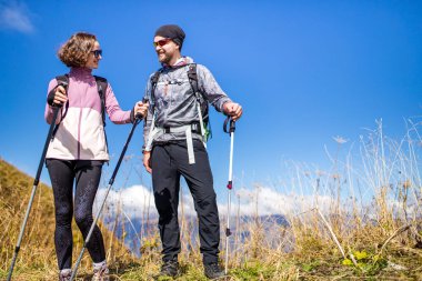 Yürüyüşçülerin yeni düğünü. Balayında sırt çantaları dağın tepesinde dinleniyor.