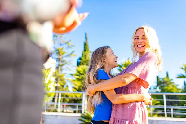 Blond mam en haar schattig kind in de zomer strand zee in tropen — Stockfoto