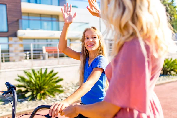 Genitore insegnare bambino a guidare in bicicletta spiaggia tropicale — Foto Stock