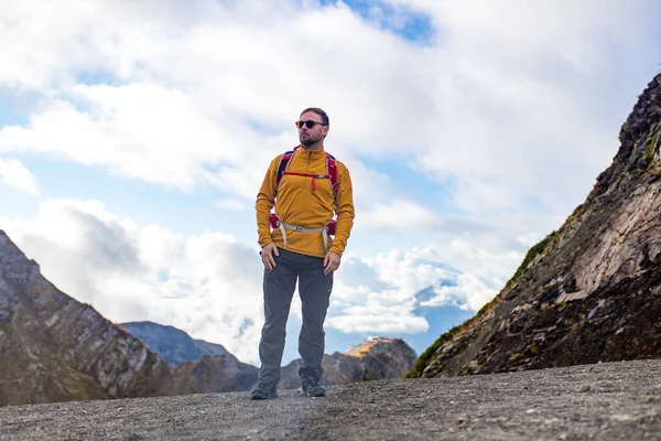 Dağın tepesindeki adam. Gün batımında siste kavramsal sahne