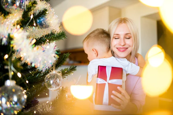 Feliz Navidad, familia madre e hijos con regalo mágico en casa cuarentena auto-aislamiento virus covid — Foto de Stock