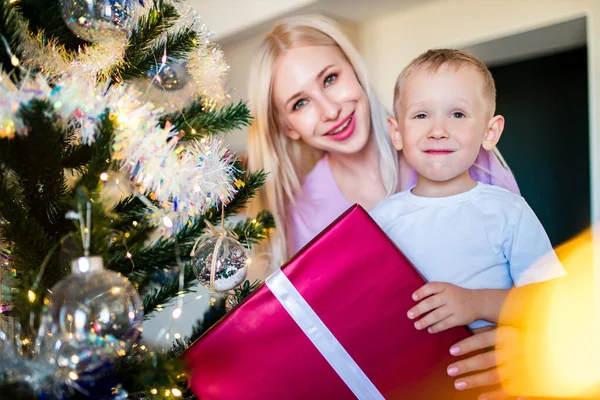 Feliz Navidad, familia madre e hijos con regalo mágico en casa cuarentena auto-aislamiento virus covid — Foto de Stock