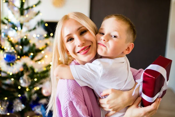 Feliz Navidad, familia madre e hijos con regalo mágico en casa cuarentena auto-aislamiento virus covid — Foto de Stock