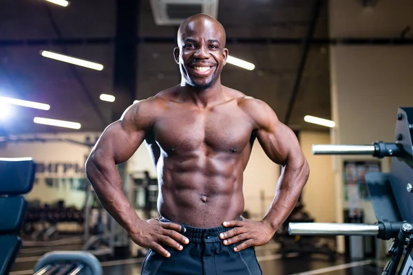 Aktif african american tampan melatih otot otot lengan olahraga — Stok Foto