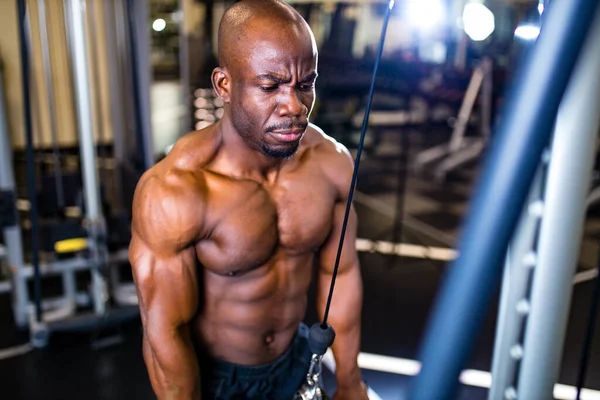 Aktif african american tampan melatih otot otot lengan olahraga — Stok Foto