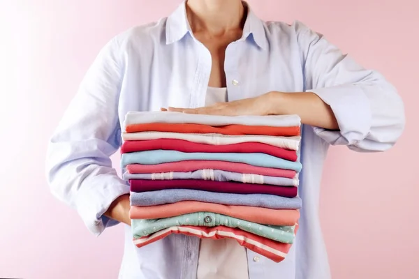 Close Van Een Jonge Vrouw Dragen Blauwe Katoenen Shirt Stapel — Stockfoto