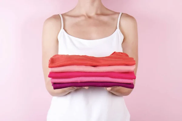 Primer Plano Mujer Joven Atractiva Sosteniendo Pila Camisas Multicolores Perfectamente — Foto de Stock