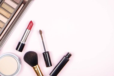 Kadınsı masaüstü üst grup kozmetik ile: Far Paleti, kaş maskara, fırça, allık toz w / ayna. Kadının masa üstü ve güzellik aksesuarları. Arka plan, üstten görünüm, düz yatıyordu, kopya alanı
