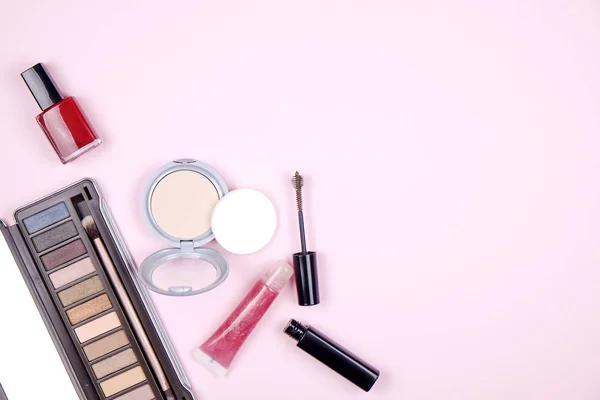 Femininer Desktop Mit Vielen Kosmetika Lidschattenpalette Brauenmascara Nagellack Lipgloss Puder — Stockfoto