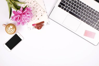 Kız gibi office masaüstü siyah ve beyaz dizüstü klavye, pembe şakayık çiçekleri buketi, kahve, boş ekran Mobil cep telefonu, akıllı telefon, kalem, bardak ile sağlar. Arka plan düz yerde kal, kopya alanı, yakın çekim