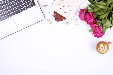 Kadınsı Masaüstü, laptop klavye yakın çekim, pano, kahve, şakayık çiçekleri boş. Düz yatıyordu kompozisyon, dizüstü bilgisayar, kapuçino Kupası, gözlük göz giyim, beyaz arka plan. Kopya alanı.