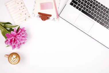 Kadınsı Masaüstü, laptop klavye yakın çekim, pano, kahve, şakayık çiçekleri boş. Düz yatıyordu kompozisyon, dizüstü bilgisayar, kapuçino Kupası, gözlük göz giyim, beyaz arka plan. Kopya alanı.