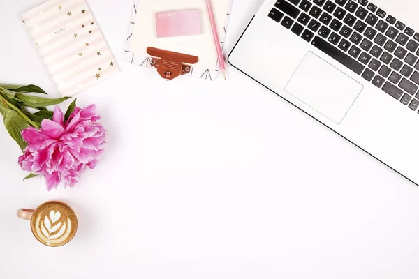 Kadınsı Masaüstü, laptop klavye yakın çekim, pano, kahve, şakayık çiçekleri boş. Düz yatıyordu kompozisyon, dizüstü bilgisayar, kapuçino Kupası, gözlük göz giyim, beyaz arka plan. Kopya alanı.
