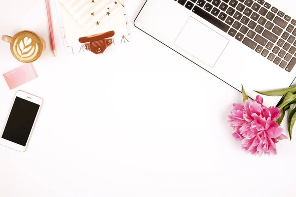 Kız gibi office masaüstü siyah ve beyaz dizüstü klavye, pembe şakayık çiçekleri buketi, kahve, boş ekran Mobil cep telefonu, akıllı telefon, kalem, bardak ile sağlar. Arka plan düz yerde kal, kopya alanı, yakın çekim