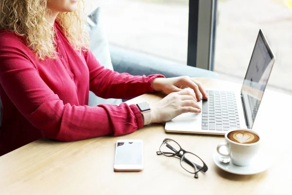 Plan Recadré Une Jolie Jeune Femme Blonde Assise Dans Café — Photo