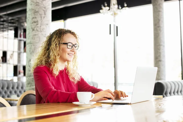 Glücklich Schöne Lockige Haare Blonde Junge Frau Café Mit Laptop — Stockfoto