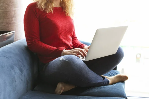 Plan Recadré Une Jolie Jeune Femme Blonde Assise Dans Café — Photo