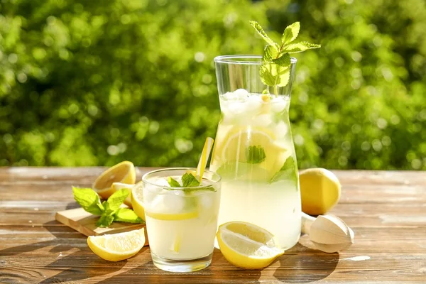 Ledovou Limonádu Džbán Odšťavňovač Jednou Sklenicí Vychlazeného Citrus Plátky Citronu — Stock fotografie