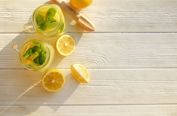 Two Mason Jar Glasses Homemade Refreshing Lemonade Slices Organic Ripe — Stock Photo, Image