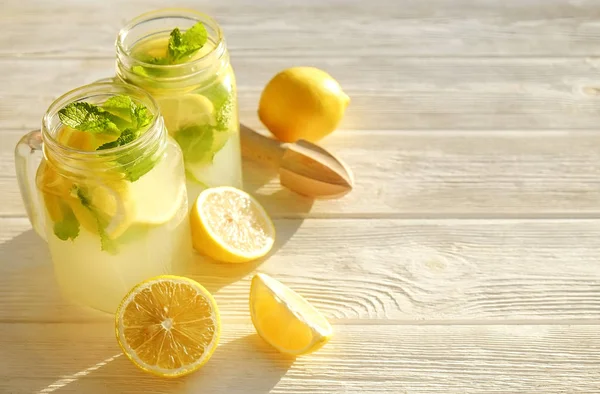 Dwie Szklanki Mason Jar Domu Orzeźwiającą Lemoniadę Plastrami Cytryny Organicznej — Zdjęcie stockowe