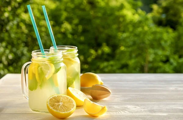 Two Mason Jar Glasses Homemade Lemonade Slices Organic Ripe Lemon — Stock Photo, Image