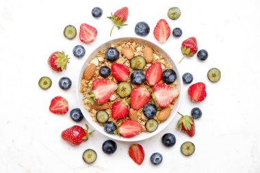 Yayınlama seçeneğini granola kase fındık, tahıl, meyve ve çilek, Yunan yoğurt karışımı ile. Sağlıklı vejetaryen kahvaltı, organik çilek, yaban mersini, nane, badem. Yakın çekim, görünümü, arka plan top.