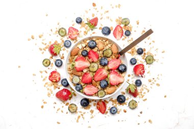 Garson granola kase seçeneği, fındık, tahıl, meyve ve çilek, Yunan yoğurt, kaşık karışımı. Sağlıklı vejetaryen kahvaltı, organik çilek, yaban mersini, nane, badem. Yakın çekim, görünümü, arka plan top.