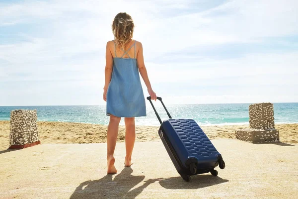 Mujer Joven Con Maleta Hermosa Playa Arena Vista Mar Día —  Fotos de Stock