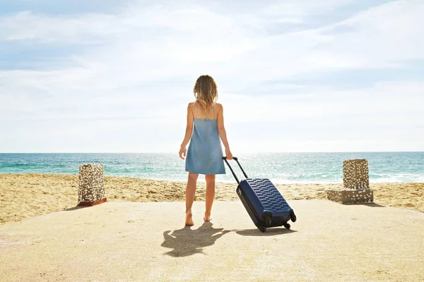 Jonge Vrouw Met Haar Koffer Het Mooie Zandstrand Verwijderd Uitzicht — Stockfoto