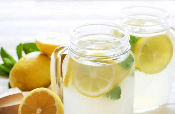 Twee Glazen Van Mason Jar Zelfgemaakte Verfrissende Limonade Met Plakjes — Stockfoto