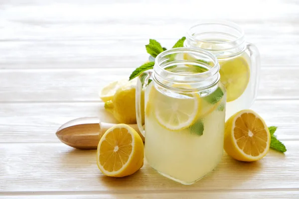 Dvě Sklenice Mason Jar Domácí Osvěžující Limonády Plátky Organických Zralého — Stock fotografie